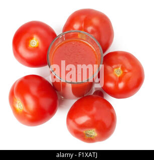 Pomodori e il succo di pomodoro isolato su uno sfondo bianco. Foto Stock