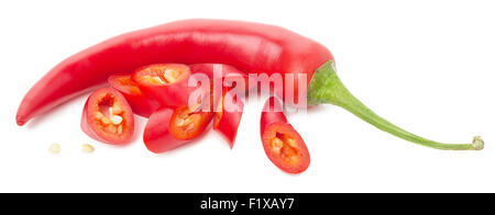 Peperoncino rosso con fette isolato su uno sfondo bianco. Foto Stock