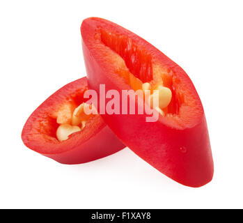 Fette di rosso peperoncino isolato su uno sfondo bianco. Foto Stock