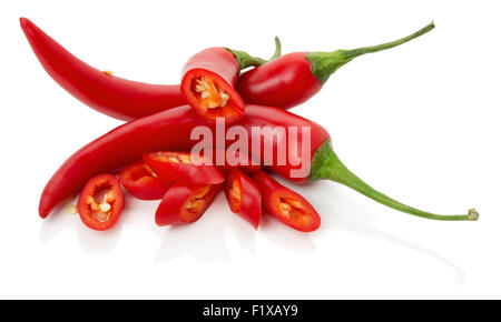 Rosso piccante peperoni con fette isolato su uno sfondo bianco. Foto Stock