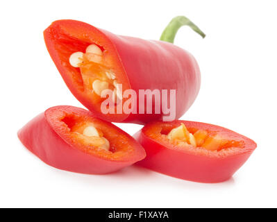 Peperoncino rosso fette isolato su uno sfondo bianco. Foto Stock