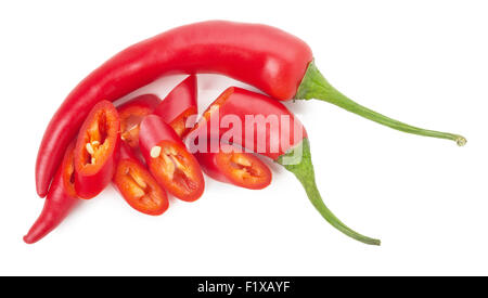 Peperoncino rosso con fette isolato su uno sfondo bianco. Foto Stock