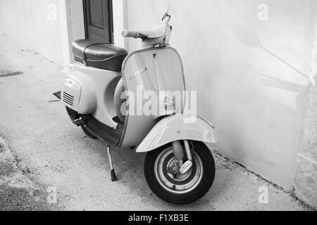 Gaeta, Italia - 19 agosto 2015: Classic Vespa scooter sta parcheggiata vicino a parete Foto Stock