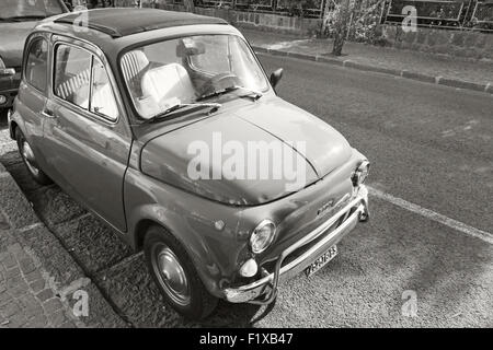 Ischia, Italia - 15 agosto 2015: Vecchia Fiat 500 city car sta parcheggiato sulla strada urbana Foto Stock