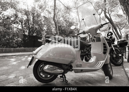 Ischia, Italia - 15 agosto 2015: Classico stile vecchia Vespa scooter sta parcheggiato su una strada Foto Stock