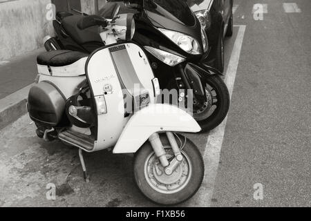 Roma, Italia - 07 agosto 2015: Classico stile vecchia Vespa scooter stand parcheggiato su una strada in città Foto Stock