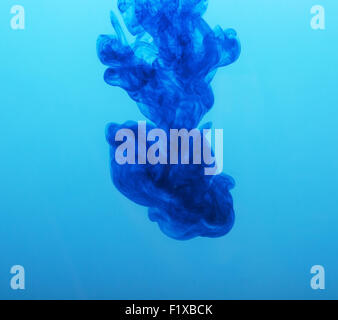 Inchiostro blu in acqua. Foto Stock