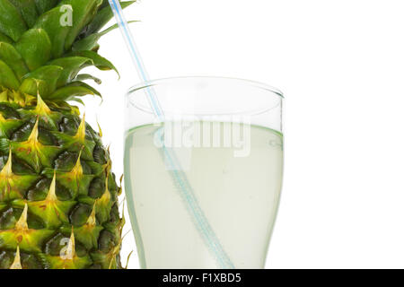 L'ananas e il succo di ananas sullo sfondo bianco. Foto Stock