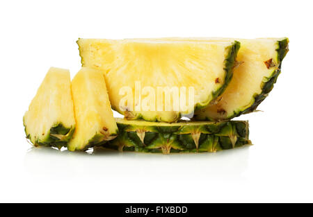 Fette di ananas sullo sfondo bianco. Foto Stock