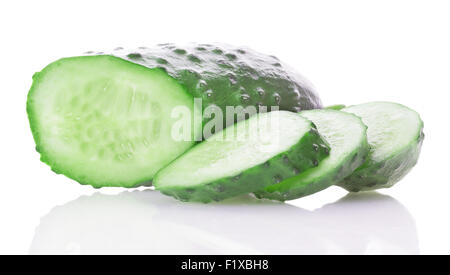 Il cetriolo e fette isolate su sfondo bianco. Foto Stock