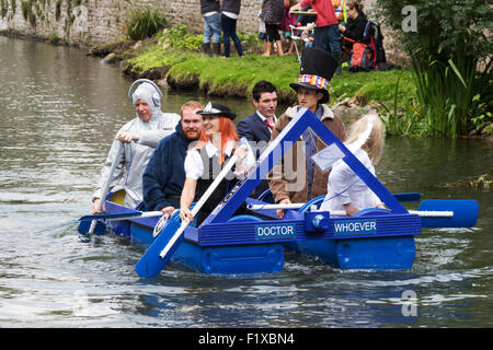 Persone e fatti in casa barche di competere nei pozzetti Moat Boat Race, un evento annuale a Ferragosto, pozzi, Somerset REGNO UNITO Foto Stock