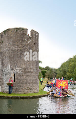 Persone e fatti in casa barche di competere nei pozzetti Moat Boat Race, un evento annuale a Ferragosto, pozzi, Somerset REGNO UNITO Foto Stock