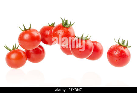 Grappolo di pomodori rossi isolato su uno sfondo bianco. Foto Stock