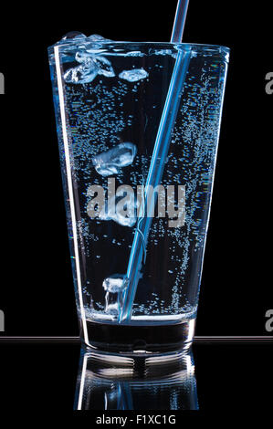 Vetro con acqua e bolle su uno sfondo nero. Foto Stock