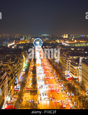 Avenue Champs Elysees e ruota panoramica Ferris a Parigi, Francia. Vista dall'Arco Trionfale Foto Stock