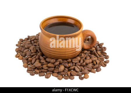 Tazza di caffè con grani su uno sfondo bianco. Foto Stock