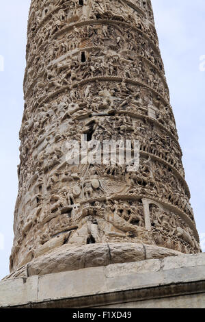 Colonna di Marco Aurelio nel centro della piazza. Piazza Colonna. Roma, Italia. Foto Stock