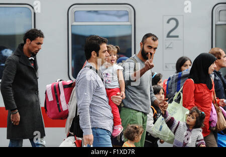 Monaco di Baviera, Germania. 8 Sep, 2015. I rifugiati vengono trasferiti a un treno legato ad un'altra città, poco dopo il loro arrivo a Monaco di Baviera, Germania, 8 settembre 2015. Foto: ANDREAS GEBERT/DPA/Alamy Live News Foto Stock