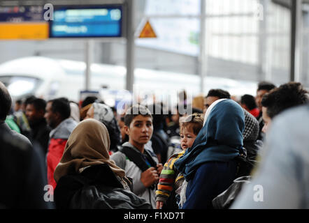 Monaco di Baviera, Germania. 8 Sep, 2015. I rifugiati vengono trasferiti a un treno legato ad un'altra città, poco dopo il loro arrivo a Monaco di Baviera, Germania, 8 settembre 2015. Foto: ANDREAS GEBERT/DPA/Alamy Live News Foto Stock