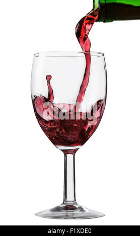 Versando il vino in un bicchiere su sfondo bianco. Foto Stock