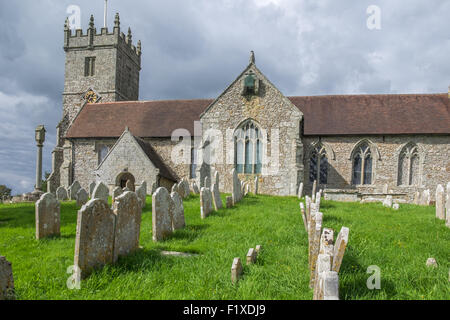 Chiesa del XIV secolo a Godshill sull'Isola di Wight con lapidi in primo piano Foto Stock