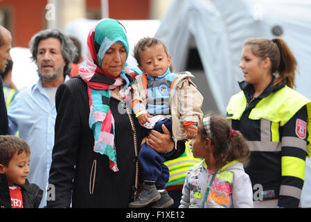 Monaco di Baviera, Germania. 8 Sep, 2015. Una donna e bambino, insieme con altri rifugiati, vengono trasferiti a un treno legato ad un'altra città, poco dopo il loro arrivo a Monaco di Baviera, Germania, 8 settembre 2015. Foto: ANDREAS GEBERT/DPA/Alamy Live News Foto Stock