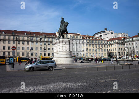 Praça da Figueira square a Lisbona, in Portogallo con la statua equestre di re Giovanni I. Foto Stock