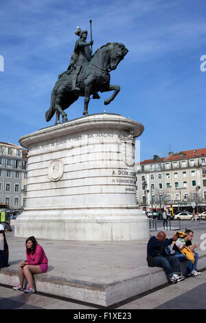 Il Portogallo, Lisbona, equestre in bronzo statua di re Giovanni I a Praça da Figueira Foto Stock