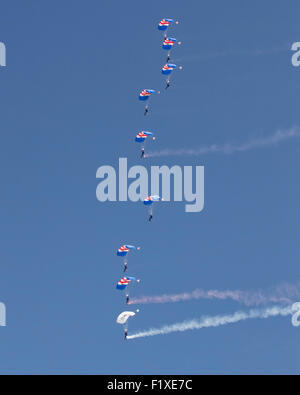 La RAF Falchi paracadute team display a 2015 airshow Shoreham Foto Stock