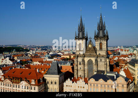 Veduta aerea della chiesa di Nostra Signora di Tyn in piazza della Città Vecchia di Praga, Repubblica Ceca, Europa Foto Stock