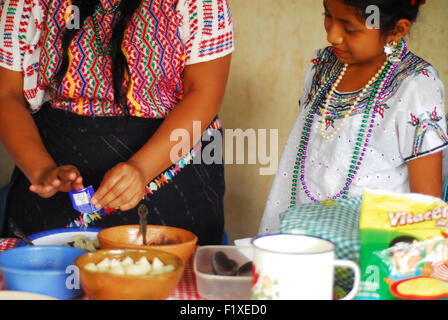 Guatemala, Salama, madre preparare alimenti complementari chispitas (Rosa Miriam Salvatierra Lopez 22 anni Foto Stock