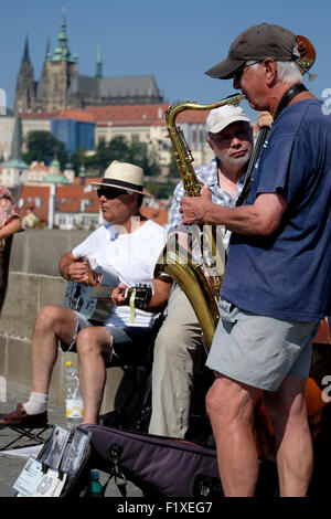 Artisti di strada la riproduzione di musica jazz sul Ponte Carlo a Praga Repubblica Ceca, Europa Foto Stock