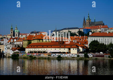 La Chiesa di San Nicola, la Cattedrale di San Vito e il Castello di Hradčany, Praga, Repubblica Ceca Foto Stock