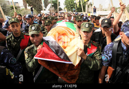 Duma, West Bank, Territorio palestinese. 7 Sep, 2015. Forze di sicurezza palestinesi portano il corpo di Riham Dawabsha, la madre di un bambino palestinese ucciso nel luglio firebombing della famiglia della casa, durante il suo funerale nella West Bank village della Duma. © Nedal Eshtayah APA/images/ZUMA filo/Alamy Live News Foto Stock