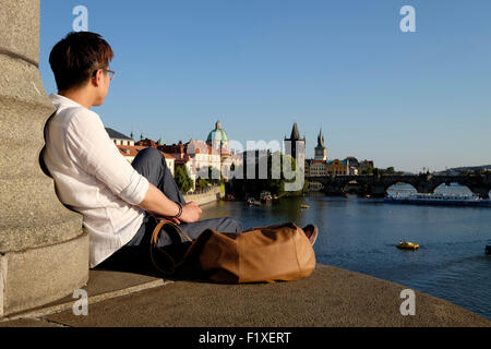 Giovane uomo godendo una giornata di sole a Praga Repubblica Ceca, Europa Foto Stock