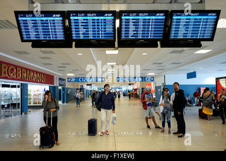 Passeggeri guardando le schede di pianificazione a Vaclav Havel Airport Terminal 1 a Praga Repubblica Ceca, Europa Foto Stock