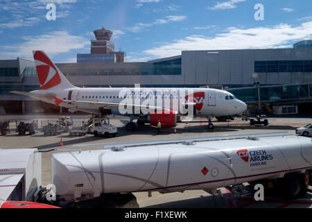 Czech Airlines velivolo all'Vaclav Havel Praga aeroporto internazionale di pista Foto Stock