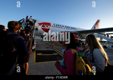 I passeggeri di salire a bordo della Czech Airlines aereo Foto Stock