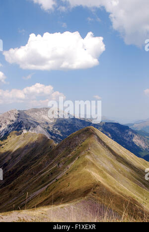 Una dorsale in maledizione le montagne sull'Albania Montenegro boarder vicino al Ravno Pass Foto Stock