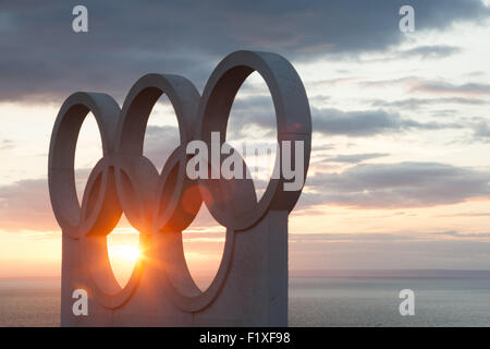 Una scultura di anelli olimpici, scolpito per celebrare il 2012 eventi a vela a Weymouth e Portland, Olimpiadi 2012 GB Foto Stock