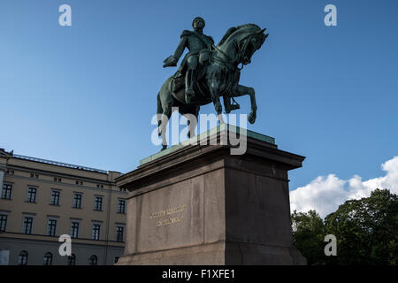 Statua equestre del re Karl Johan davanti al Palazzo Reale di Oslo, Norvegia Foto Stock