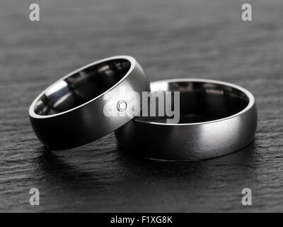 Argento o platino fedi su sfondo di ardesia Foto Stock