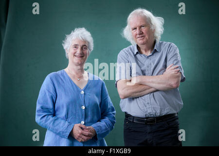 Valerie Gillies, la prima donna Makar e Ron Butlin, Scottish poeta e romanziere, all'Edinburgh International Book Festival 2015. Edimburgo, Scozia. 20 Agosto 2015 Foto Stock