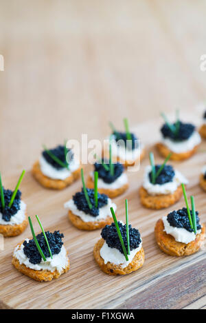 Tartine fatte da crostini con formaggio morbido e alghe "caviale'. Foto Stock