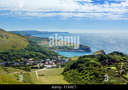 Vista dalla costa sud-ovest si affaccia su percorso Lulworth Cove, Lulworth, Jurassic Coast, Dorset, England, Regno Unito Foto Stock