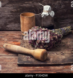 Tagliare mazzetto piante medicinali,malta sulla tavola di legno.tonica. Foto Stock