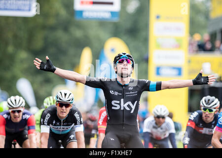 Il castello di pavimenti, a Kelso, Regno Unito. 08 Sep, 2015. Elia Viviani (Team Sky) conquista la terza fase dell'Aviva tour della Gran Bretagna tra Cockermouth e Kelso, Regno Unito il 8 settembre 2015. La gara, che copre 7 stadi, iniziato il 6 settembre a Beaumaris, Anglesey, e termina il 13 agosto a Londra, Regno Unito. Viviani ha vinto anche la fase uno della gara di domenica in Wrexham. Credito: Andrew Torba/Alamy Live News Foto Stock