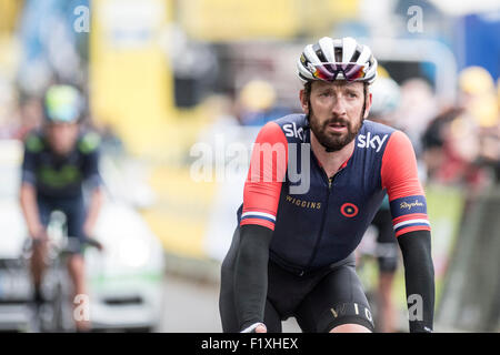 Il castello di pavimenti, a Kelso, Regno Unito. 08 Sep, 2015. Sir Bradley Wiggins attraversa la linea di finitura diversi minuti di ritardo dal leader sulla fase tre dell'Aviva tour della Gran Bretagna tra Cockermouth e Kelso, Regno Unito il 8 settembre 2015. La gara, che copre 7 stadi, iniziato il 6 settembre a Beaumaris, Anglesey, e termina il 13 agosto a Londra, Regno Unito. Credito: Andrew Torba/Alamy Live News Foto Stock