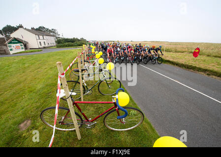 Beckfoot, Cumbria, Regno Unito, 08 settembre, 2015. I ciclisti passano un display di velocità singola biciclette a Beckfoot, Cumbria, durante la prima parte della fase tre dell'Aviva tour della Gran Bretagna tra Cockermouth e Kelso, Regno Unito il 8 settembre 2015. La gara, che copre 7 stadi, iniziato il 6 settembre a Beaumaris, Anglesey, e termina il 13 agosto a Londra, Regno Unito. Credito: Andrew Torba/Alamy Live News Foto Stock