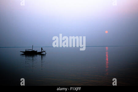 Un tramonto mozzafiato guardando oltre il più sacro dei fiumi in India. Delta del Gange in Sundarbans, West Bengal, India Foto Stock